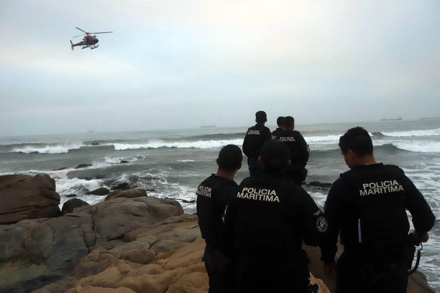 Un turista argentino fue arrastrado por las fuertes olas al caer desde unos requeríos por salvar a un sobrino que estaba tomando una selfie. Personal de la Policía Marítima, Armada, Bomberos y Carabineros generaron un operativo de rescate para encontrar el cuerpo.