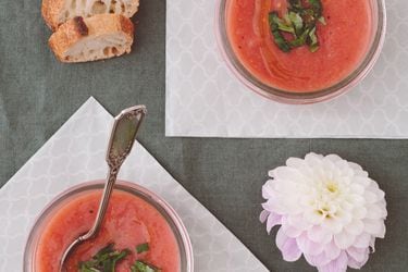 Sopa fría con tomates y frutillas
