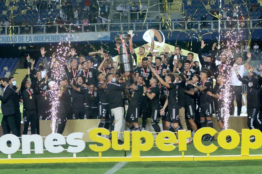 Colo Colo festeja la Supercopa tras derrotar a Universidad Católica en Concepción, en un partido marcado por los incidentes que obligaron a detener el juego durante el primer tiempo.