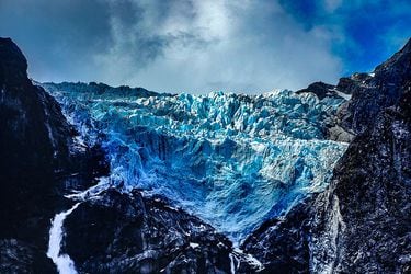 Glaciar Colgante Queulat presenta preocupantes grietas: expertos advierten nuevo desprendimiento 