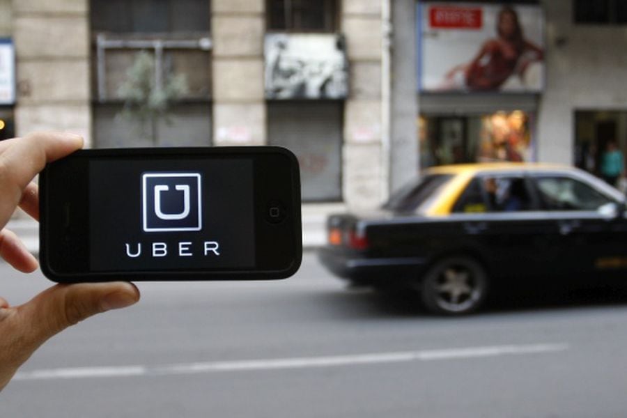 Gobierno considera ampliar parque de taxis para incorporar aplicaciones como Uber.