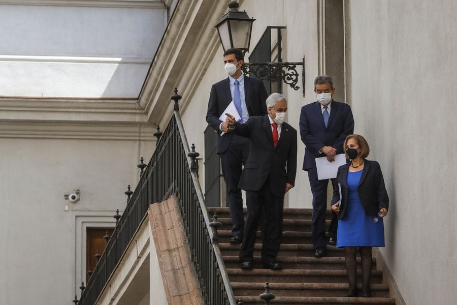 Adriana Muñoz desciende junto a los otros participantes de la reunión en La Moneda entre los tres poderes del Estado.