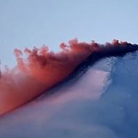 Volcán Villarrica sigue bajo alerta por posible erupción: ¿qué es el humo rojizo que emanó de su cráter?