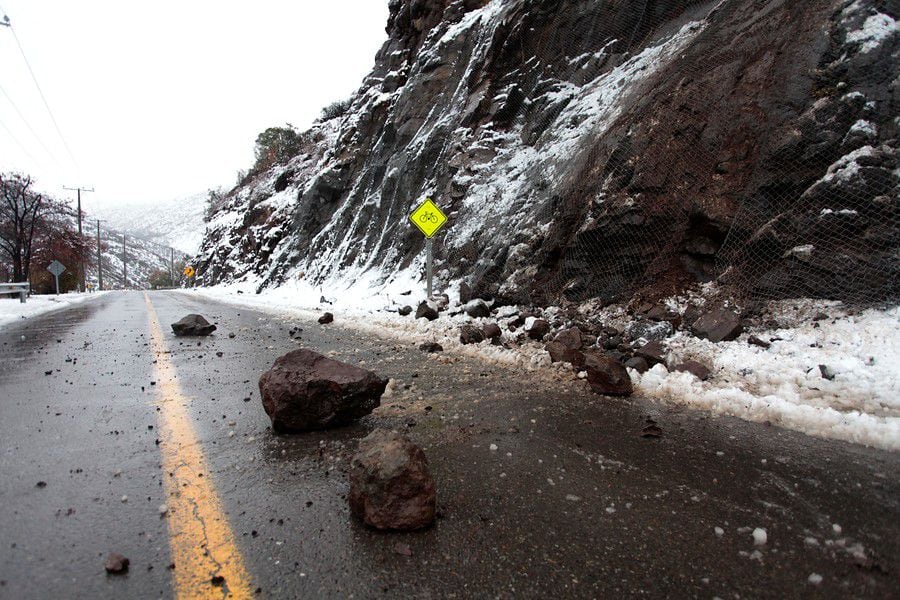 Nieve en sector Oriente de la Región Metropolitana, comuna de Lo Barnechea, un derrumbe de piedras en la carretera camino a Farellones.