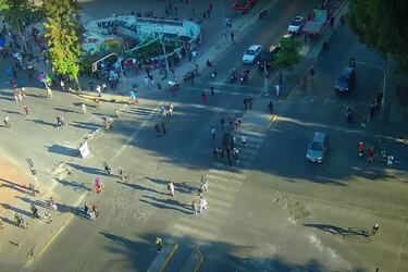 Cierre de estación de Metro y desvíos de tránsito por disturbios en sector de Plaza Baquedano ad portas de la segunda vuelta presidencial 