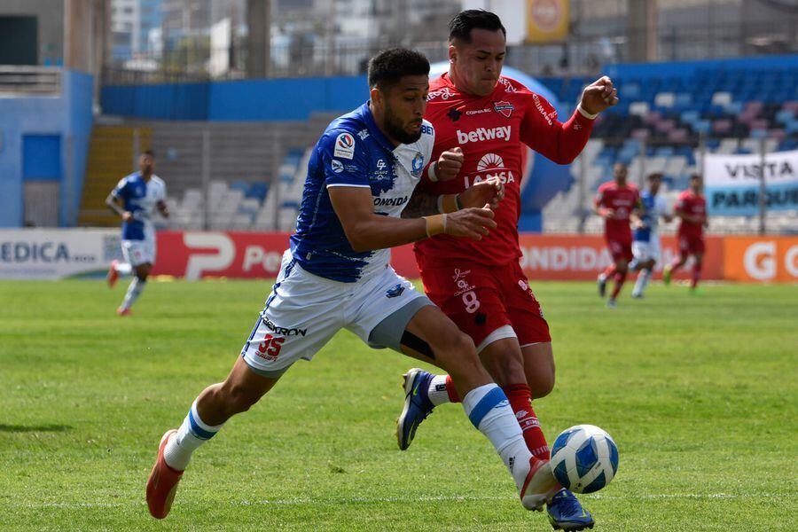 Nicolás Vargas y Tobías Figueroa luchan por el balón.