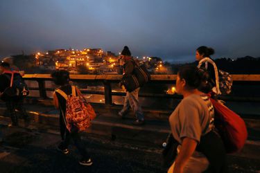 Migrantes hondureños continúan su viaje hacia Estados Unidos