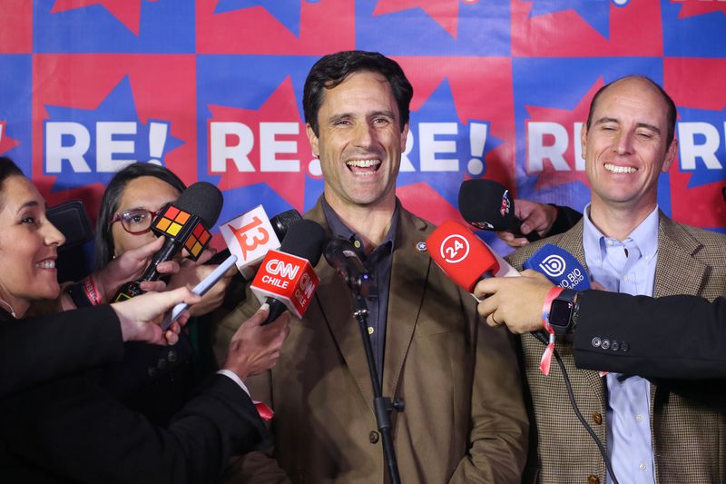 El candidato del Partido Republicano, Luis Silva, realizó un punto de prensa cuando lideraba los resultados de la Región Metropolitana.