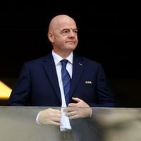 Presidente de la FIFA golpea la mesa tras la reactivación de la Superliga