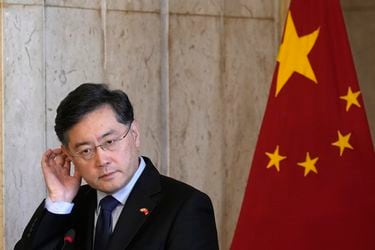 Altos funcionarios afirman que excanciller de China fue destituido tras un presunto romance