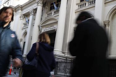 Renovado Banco Central argentino lanza medidas financieras contra devaluación