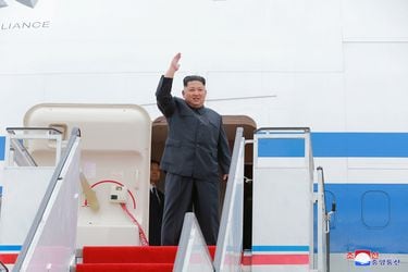 North Korea's leader Kim Jong Un waves upon arriving in Singapore