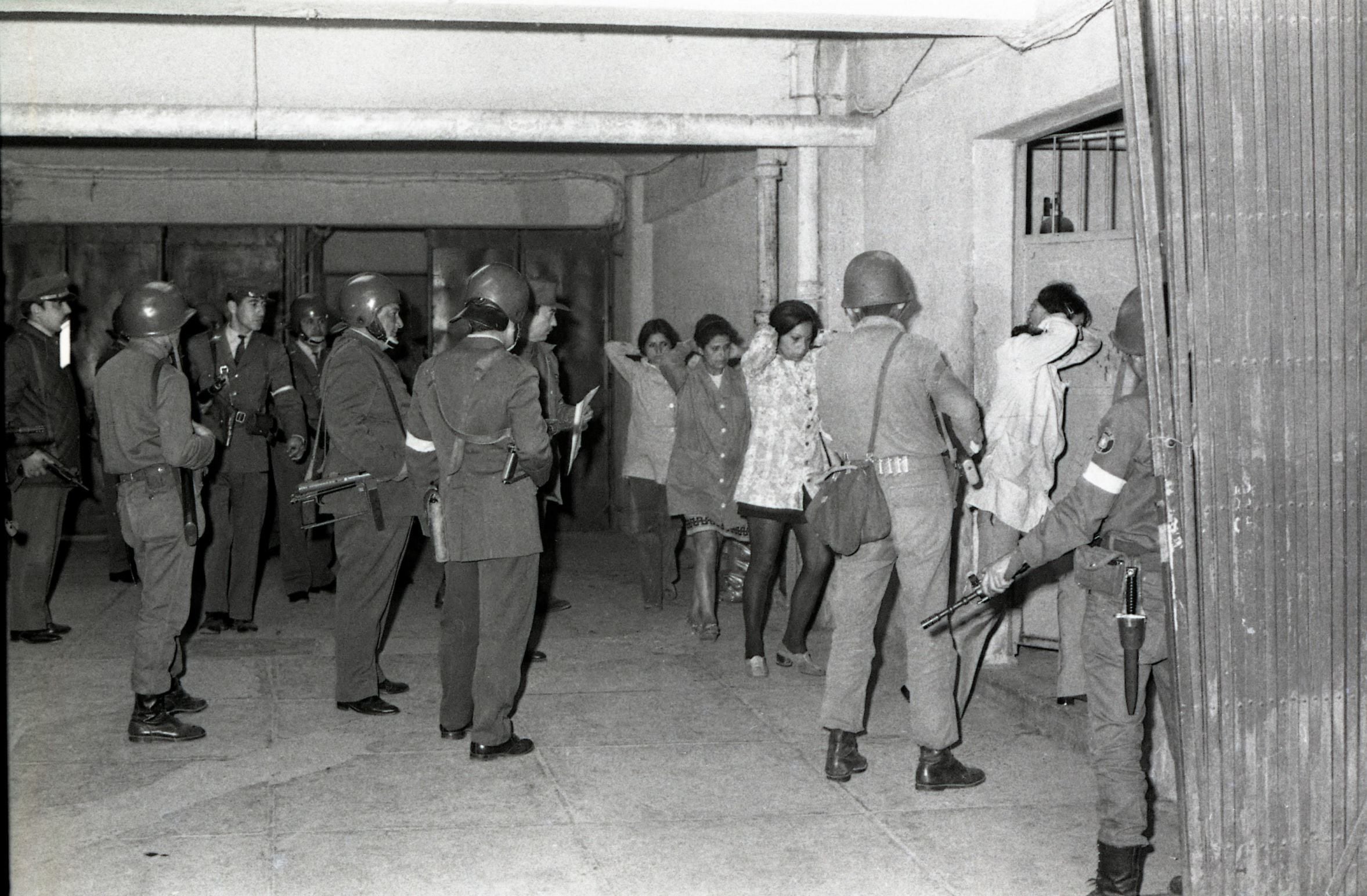 Mujeres detenidas en el Estadio Nacional