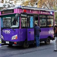 Así es el bus que la Municipalidad de Santiago instaló en el barrio República para presentar denuncias