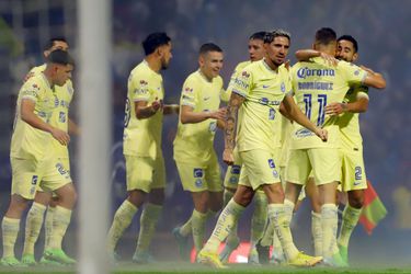 Diego Valdés anota un gol de tiro libre en el histórico 7-0 del América sobre Cruz Azul