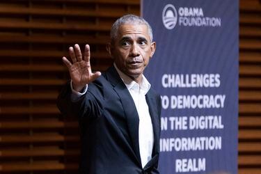 Expresidente Obama pide regular redes sociales por amplificar “los peores instintos de la humanidad”