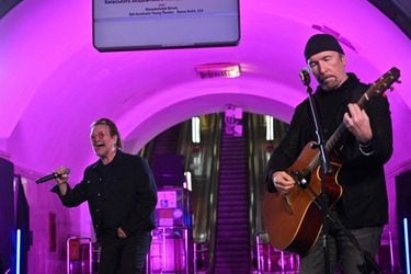 In the name of love: Bono y The Edge se presentan en metro de Ucrania