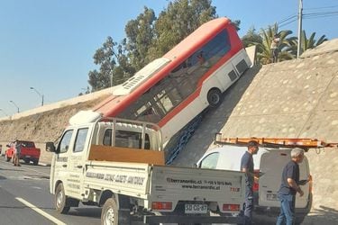 Conductor del sistema RED pierde control del bus y cae a la autopista Acceso Sur