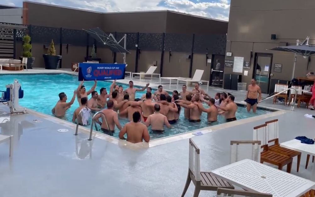 Llantos, ceacheí y hasta cantando el himno nacional en una piscina: la alocada celebración de Los Cóndores tras meterse en Francia 2023