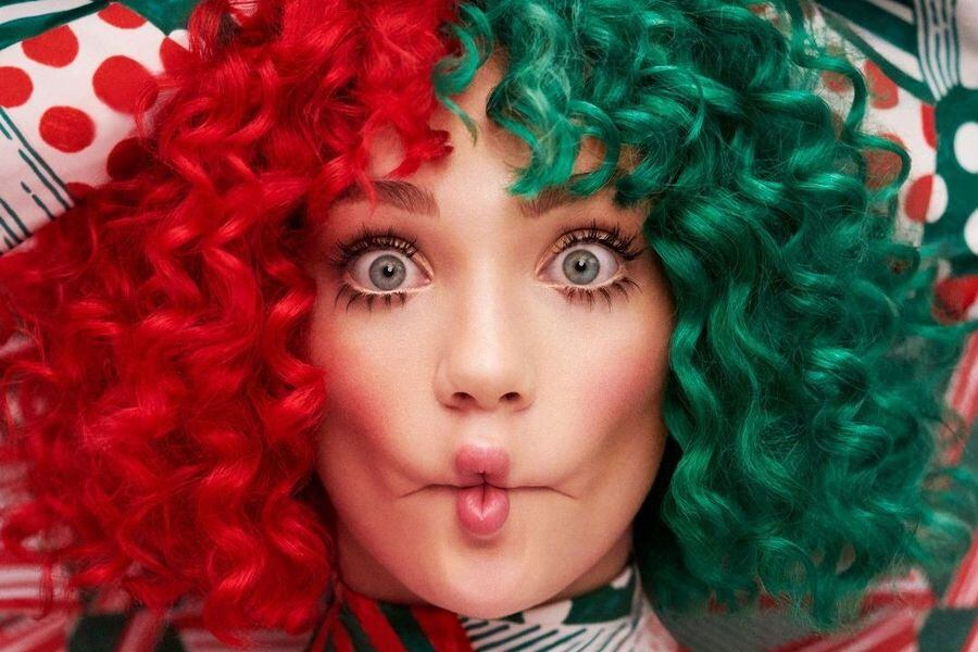 Sia lanza el segundo sencillo de su disco navideño La Tercera