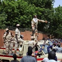 Ola de golpes de Estado desafía la influencia francesa en África