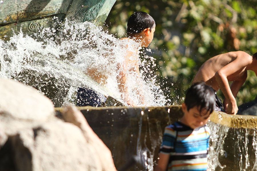 Los niños se refrescaron en la Fuente Alemana de Santiago.