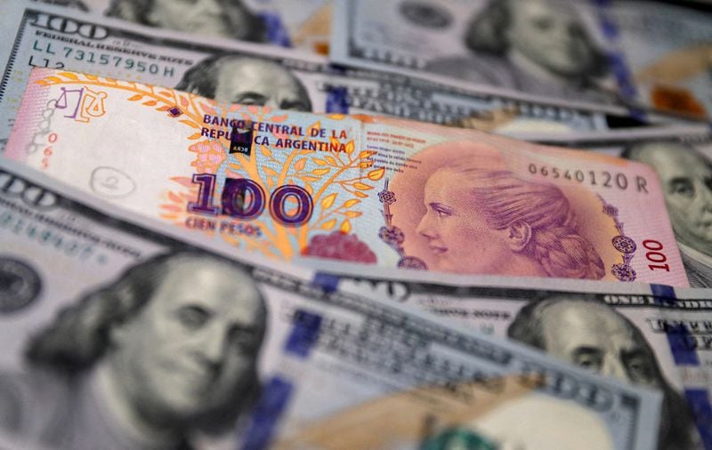 Peso argentino detiene su desplome por ausencia de operadores tras advertencia del gobierno