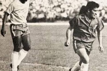 Juan Rodríguez Vega enfrentando a Pelé.