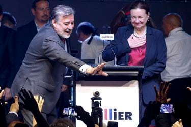 Chilean presidential candidate Alejandro Guillier next to his wife Cristina Farga,  waves to supporters after the results of the first round vote during the presidential elections in Santiago.