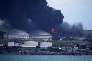Bomberos contienen las llamas del primer depósito en el incendio del puerto petrolero de Cuba