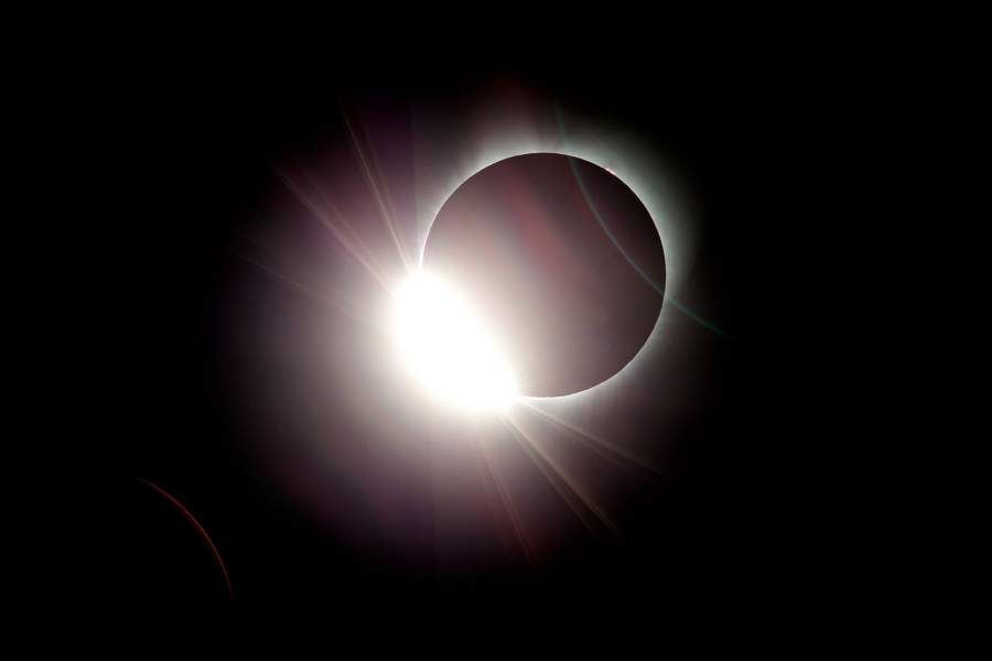09-solar-eclipse-wire