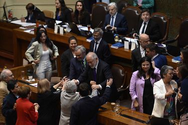 Diputados oficialistas festejaron al finalizar la sesión en que se votó sobre la acusación constitucional contra el ministro de Vivienda, Carlos Montes.