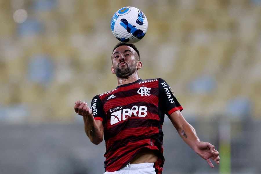 Maurício Isla faz pedida salarial abaixo da esperada pelo Flamengo