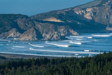 El surf y la preocupación por la protección de las más de 100 rompientes en Chile