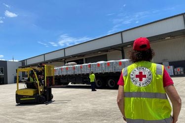 Tonga trata de acelerar la llegada de ayuda humanitaria