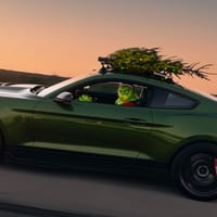 El Grinch se roba la Navidad a bordo de un radical Ford Mustang