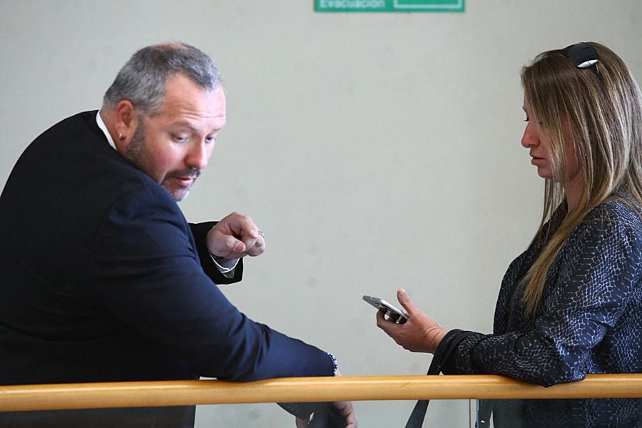 Sebastian Davalos acompaño a Natalia Compagon a juicio por caso Caval