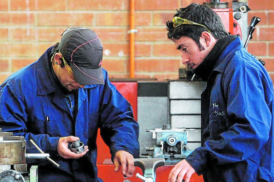 Direccion Del Trabajo Emite Dictamen Para Rayar La Cancha Por Coronavirus Expertos Lo Consideran Ambigua La Tercera