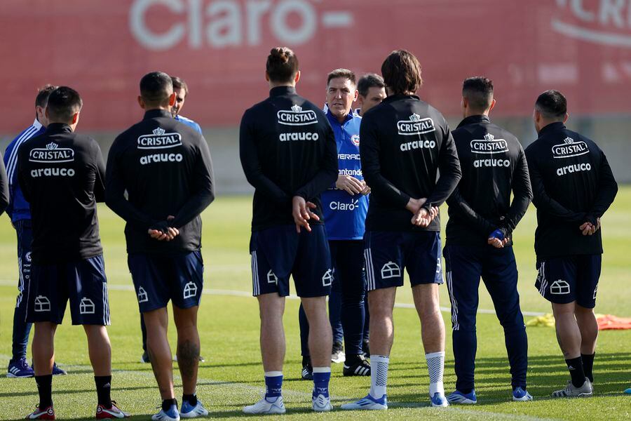 El nuevo técnico de la Selección Chilena, Eduardo Berizzo, da sus primeras instrucciones en Juan Pinto Durán.