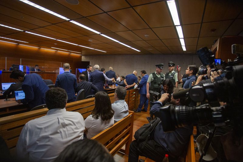 Ante el Séptimo Juzgado de Garantía de Santiago fue formalizada la excandidata a gobernadora Karina Oliva y otros 11 exmilitantes de Comunes por fraude de subvenciones y por delitos vinculados a gastos electorales.