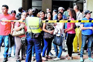 Venezuelans queue at the Chilean consulate (41412258)