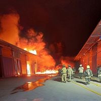 Gigantesco incendio destruye bodegas de material inflamable en Pudahuel