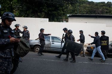 Fuerza Armada venezolana dice que grupo insurrecto fue "rendido y capturado"
