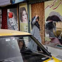Talibanes intensifican su “apartheid de género” en Afganistán: ahora cierran los salones de belleza y peluquerías
