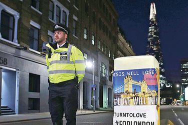 Policías resguardan la zona de Southwark Street, en Londres, junto a ofrendas florales en recuerdo de las víctimas de los últimos atentados. Foto: ap