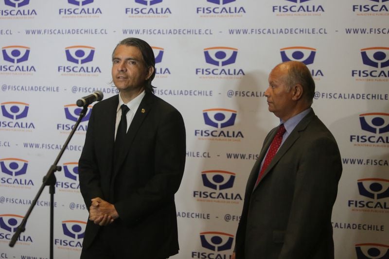 El fiscal regional de Antofagasta, Juan Castro Bekios y el fiscal jefe de Antofagasta, Cristian Aguilar, tomaron declaración al exministro de Desarrollo Social, Giorgio Jackson.
