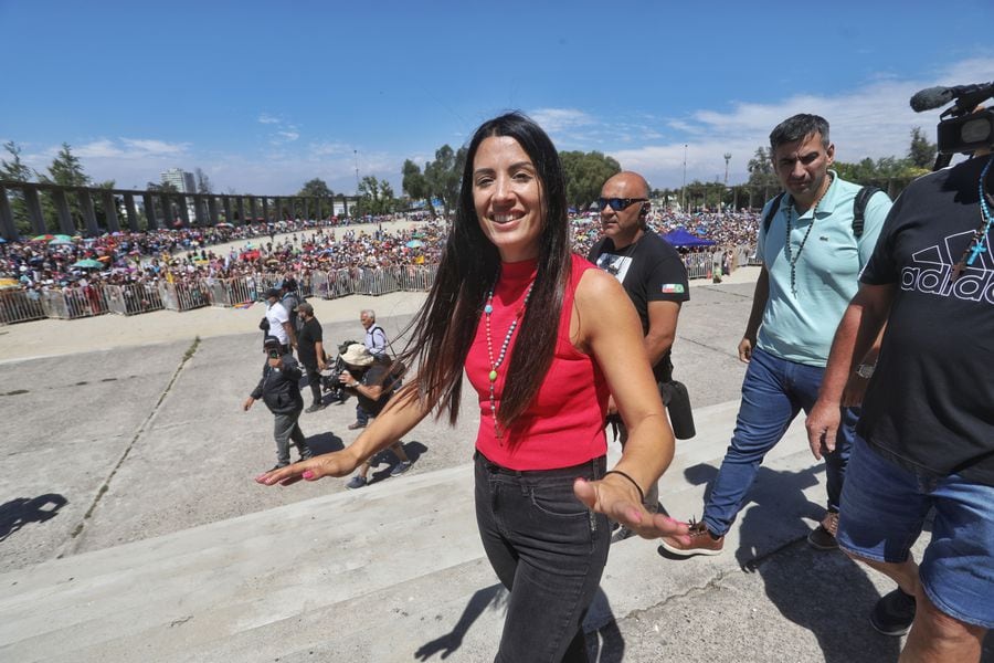 Leda Bergonzi, la llamada "sanadora" de Rosario, convocó a miles de personas en su paso por Chile.