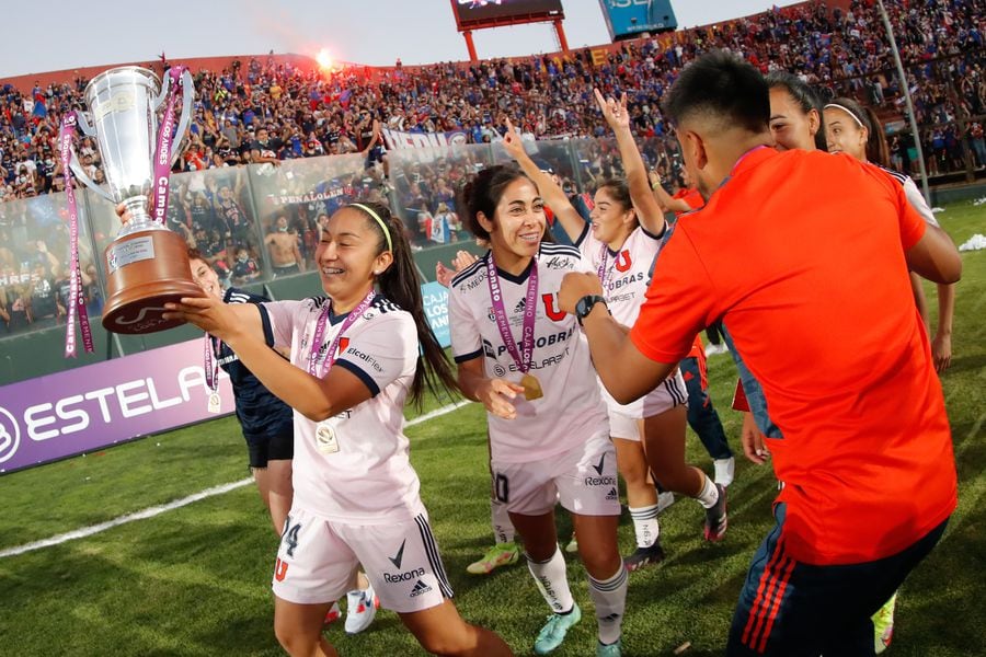 Universidad de Chile celebra la obtención de la última corona del fútbol femenino