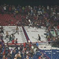 ¿Se puede replicar en el fútbol chileno? Cerro Porteño recibe histórica sanción por incidentes de sus barras bravas