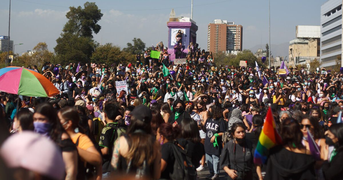 Marcha del 8M: masiva manifestación desbordó la Alameda en el Día  Internacional de la Mujer - La Tercera